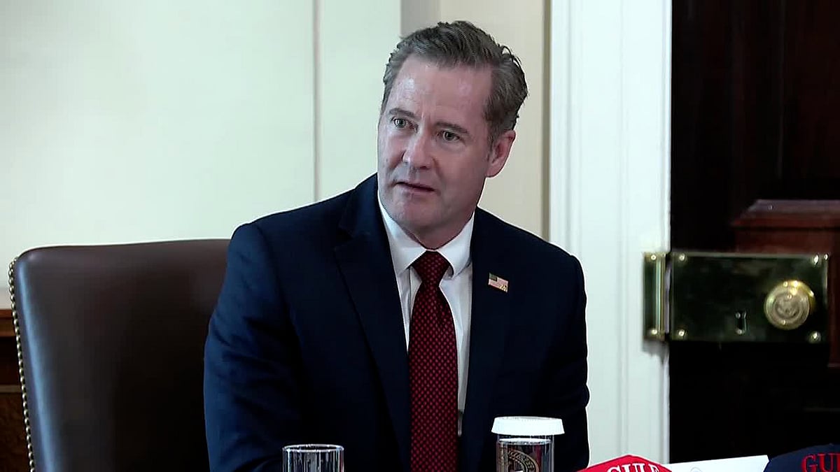 যে কারণে জাতীয় নিরাপত্তা উপদেষ্টাকে সরিয়ে দিলেন ট্রাম্প