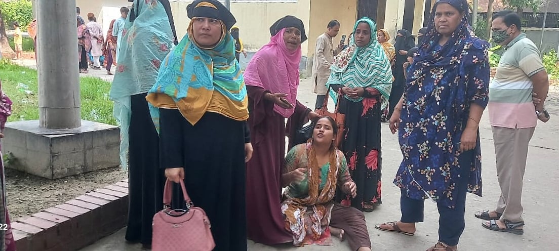 স্বামীর মৃত্যুর খবরে হাসপাতালের সামনে আহাজারি করছেন স্ত্রী। আজ শুক্রবার সকালে মুন্সিগঞ্জ জেনারেল হাসপাতালে