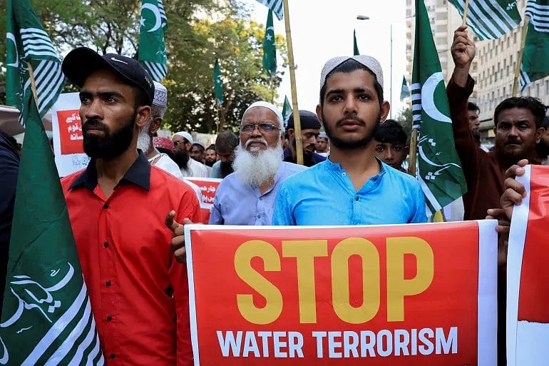 সিন্ধু উপত্যকার নদীগুলো নিয়ে করা পানি চুক্তি স্থগিতের মানে হচ্ছে পাকিস্তানে কৃষি অর্থনীতির ওপর হুমকি তৈরি হওয়া।