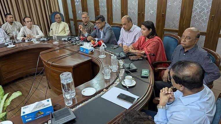 চট্টগ্রাম সার্কিট হাউস সম্মেলন কক্ষে শুক্রবার আয়োজিত এক সংবাদ সম্মেলনে কথা বলেন প্রধান উপদেষ্টার প্রেস সচিব শফিকুল আলম