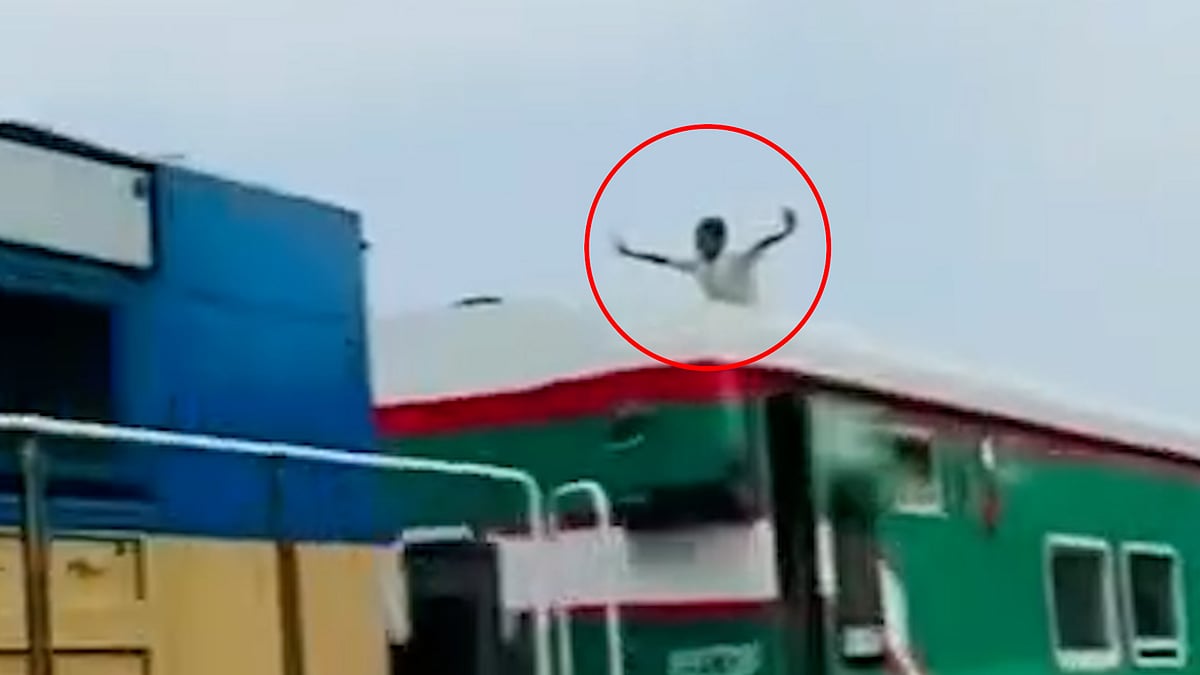 ট্রেনের ছাদ থেকে কীভাবে ছিটকে পড়ল শিশুটি