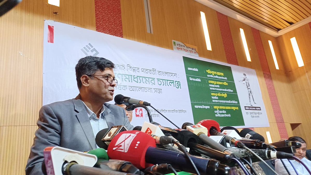 চট্টগ্রাম প্রেস ক্লাবে আয়োজিত সভায় বক্তব্য দিচ্ছেন প্রধান উপদেষ্টার প্রেস সচিব শফিকুল আলম। আজ দুপুরে