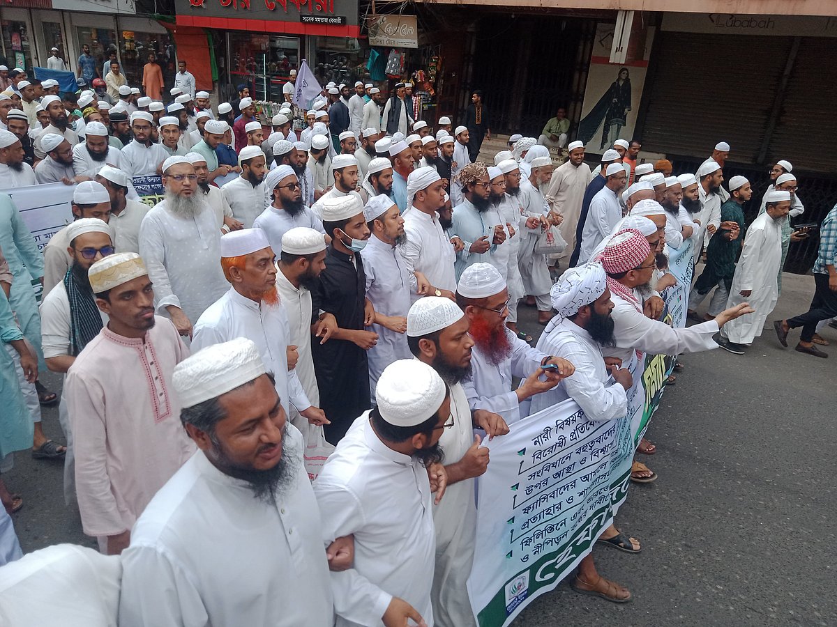 হেফাজতে ইসলাম নারীবিষয়ক সংস্কার কমিশন বাতিলসহ বিভিন্ন দাবিতে জাতীয় মসজিদ বায়তুল মোকাররমের সামনে  বিক্ষোভ সমাবেশ করে। ঢাকা, ২ এপ্রিল