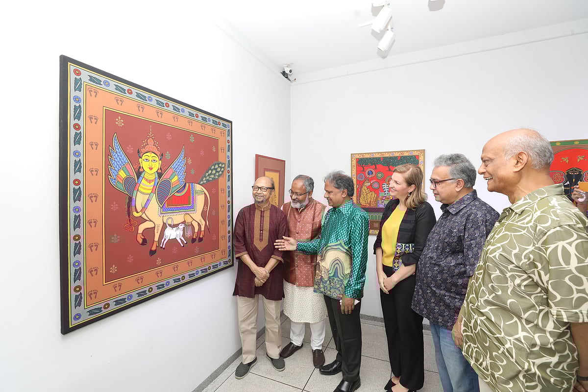 শিল্পী শম্ভু আচার্যের ঐতিহ্যবাহী গাজীর পটচিত্রের একক প্রদর্শনী ঘুরে দেখছেন অতিথিরা। শুক্রবার রাজধানীর উত্তরা গ্যালারি কায়াতে