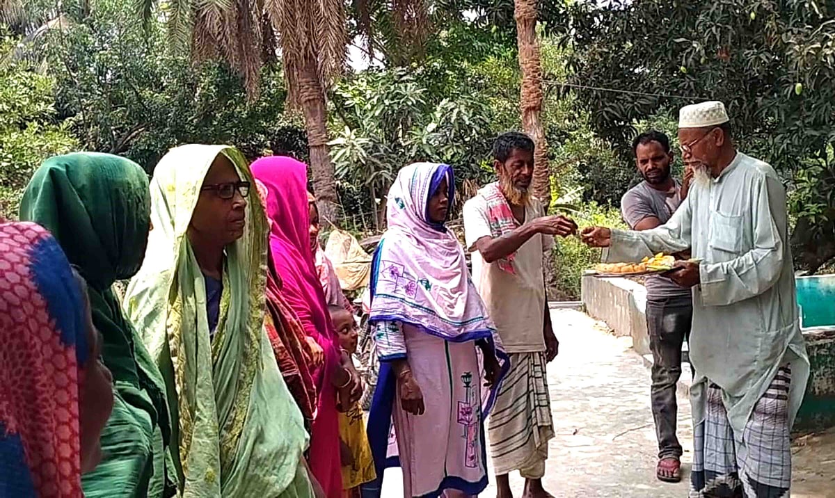 ৭৫ বছর বয়সী কৃষক সাদেক আলী প্রামাণিক স্নাতক পাস করেছেন। সেই খুশিতে গ্রামবাসীর মধ্যে মিষ্টি বিতরণ করছেন। গত বৃহস্পতিবার দুপুরে নাটোরের নলডাঙ্গা উপজেলার খাজুরা গ্রামের উজানপাড়ায়