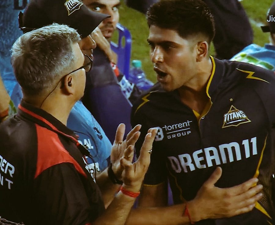 চতুর্থ আম্পায়ারের সঙ্গে মেজাজ হারিয়ে কথা বলেন শুবমান গিল।