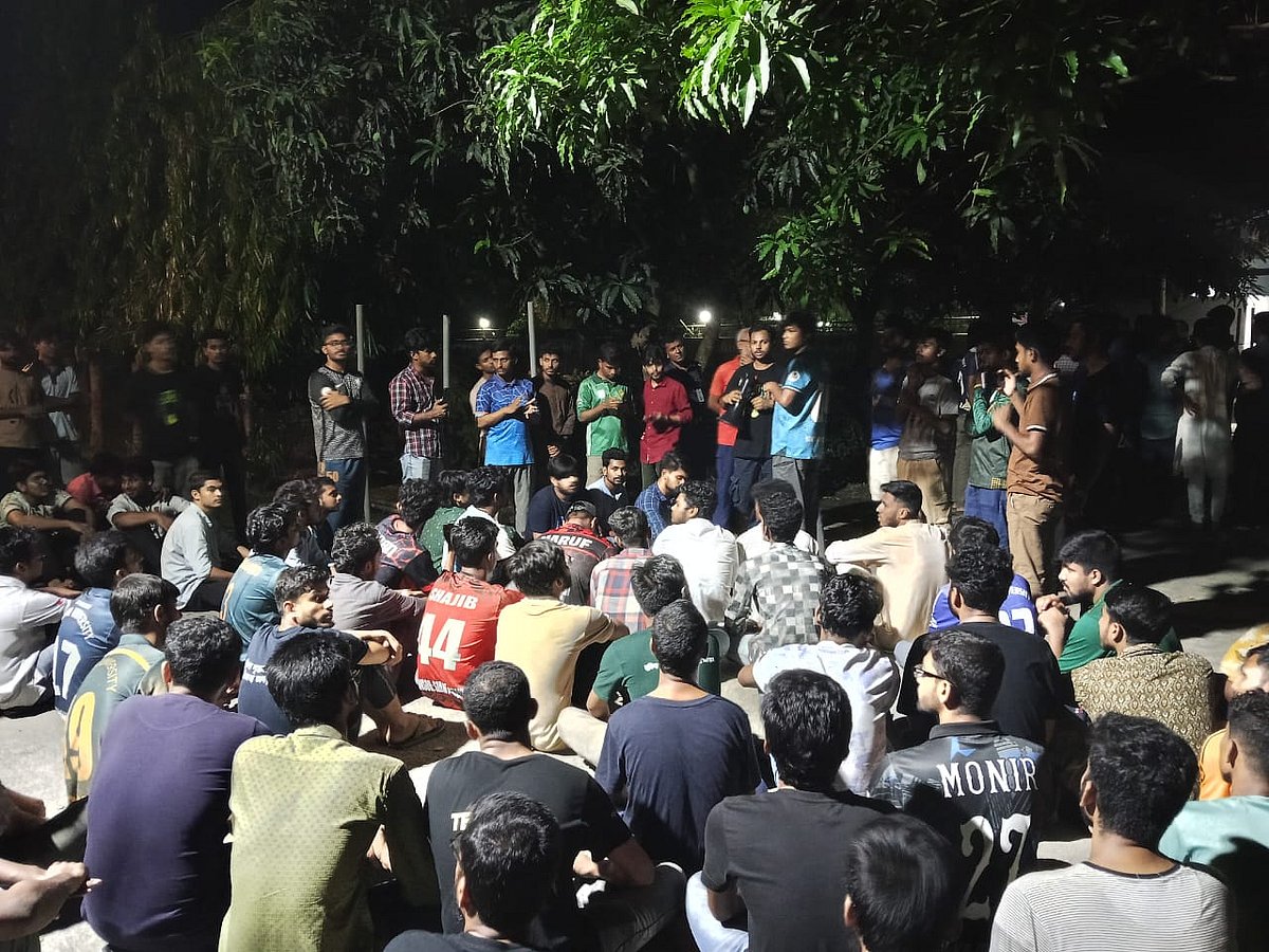 খুলনা বিশ্ববিদ্যালয়ের এক শিক্ষকের ওপর হামলার প্রতিবাদে উপাচার্যের বাসভবনের সামনে শিক্ষার্থীদের বিক্ষোভ। গতকাল রাত একটার দিকে