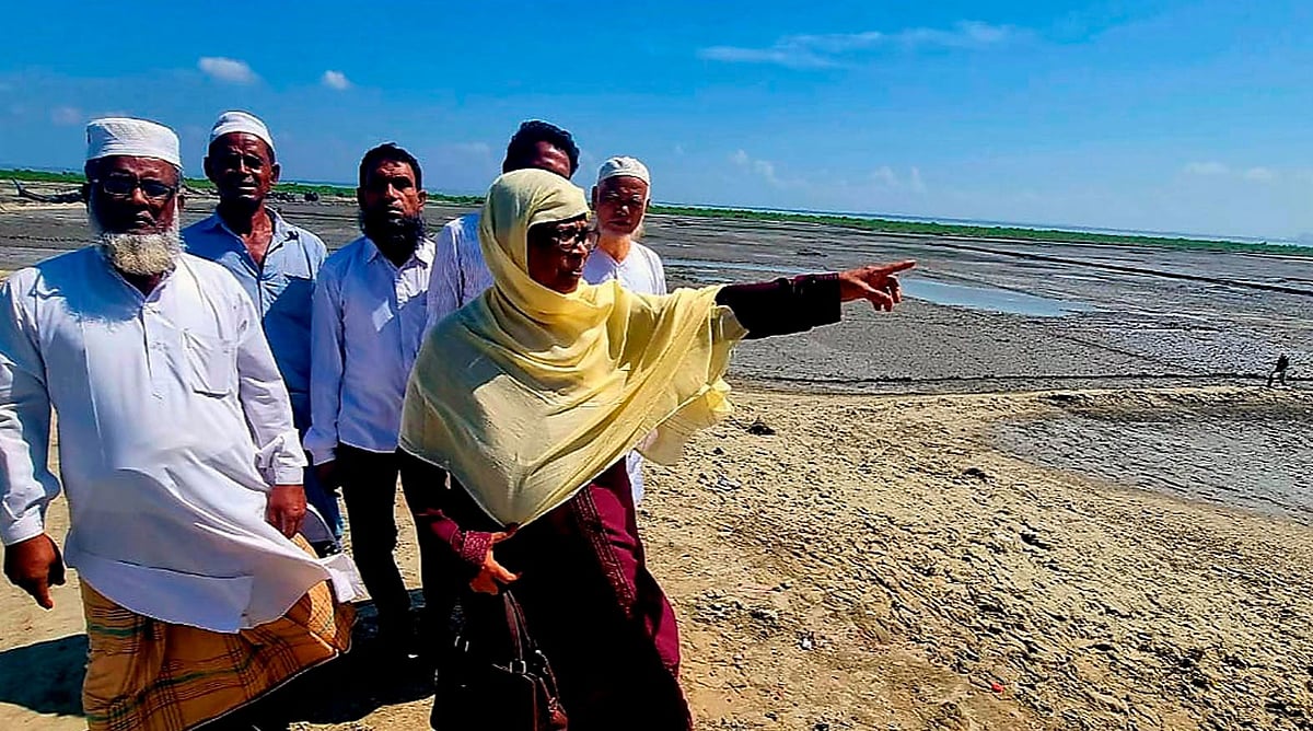 জনশূন্য খুদিয়ারটেকের বিরানভূমি দেখিয়ে দিয়ে সেখানে বেড়িবাঁধ নির্মাণের দাবি জানান ইউপি সদস্য আনোয়ারা বেগম। সম্প্রতি তোলা