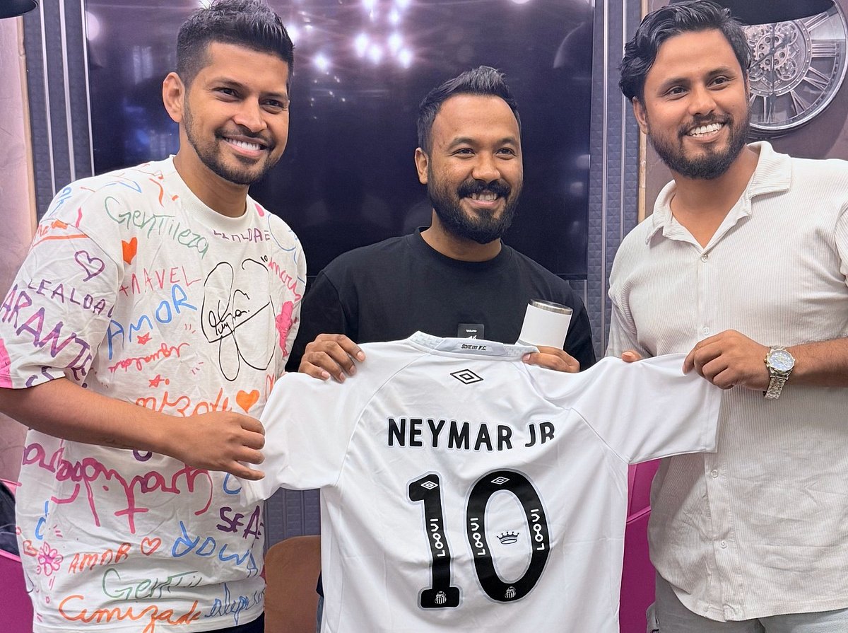 রবিন মিয়ার (বামে) কাছ থেকে উপহার নিচ্ছেন জিয়াউল হক পলাশ