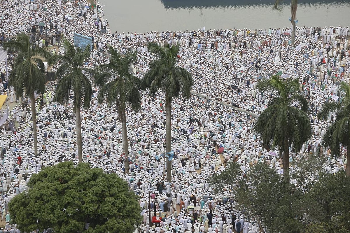 রাজধানীর সোহরাওয়ার্দী উদ্যানে হেফাজতে ইসলাম বাংলাদেশের মহাসমাবেশ। আজ শনিবার দুপুরে