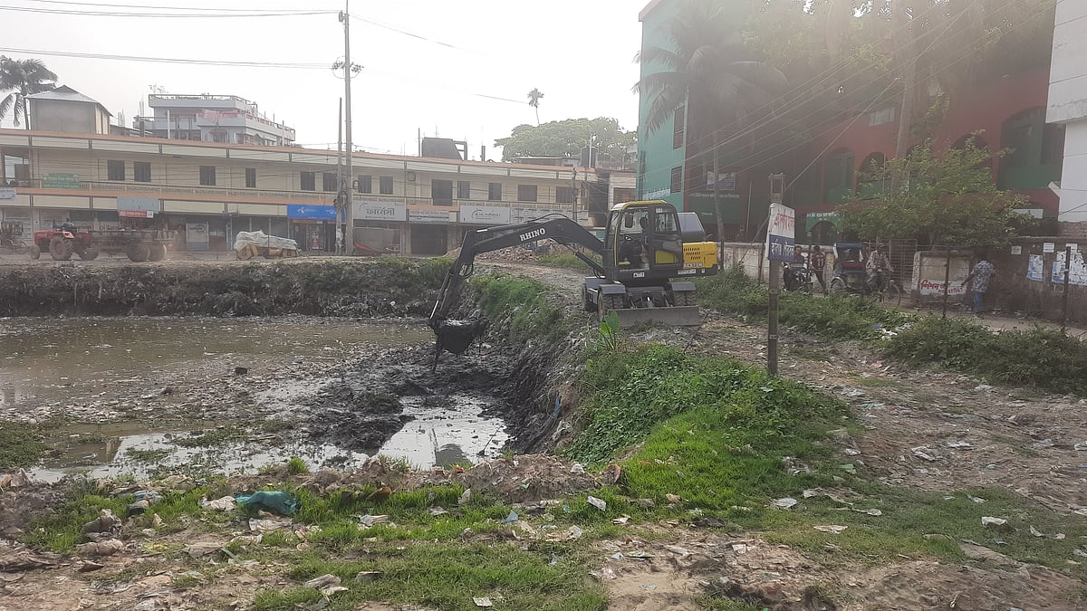 হবিগঞ্জ শহরের টাউন মডেল স্কুল এর সামনের পুকুরটি পুনরুদ্ধারে খননকাজ শুরু করেছে হবিগঞ্জ পৌরসভা। গতকাল শনিবার দুপুরে