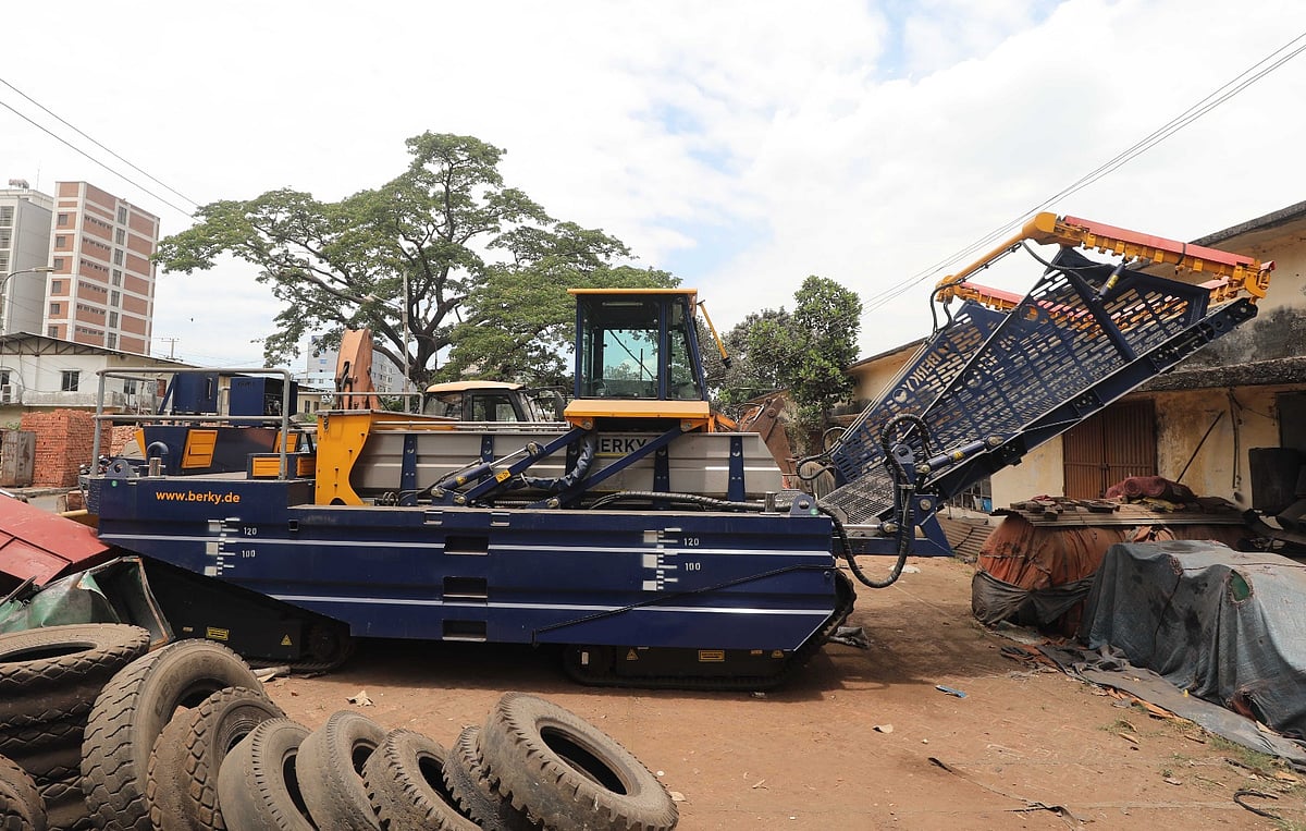 সিটি করপোরেশনকে দেওয়া ভাসমান বর্জ্য পরিষ্কার করার যন্ত্র উইড হারভেস্টার। এটি রাখা হয়েছে করপোরেশনের সাগরিকা ওয়ার্কশপে। সম্প্রতি তোলা