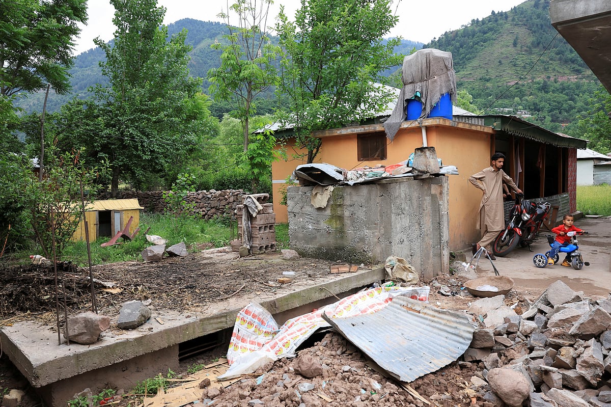 পাকিস্তান–নিয়ন্ত্রিত কাশ্মীরে নিয়ন্ত্রণরেখার কাছে ভারতের হামলার আশঙ্কায় বানানো বাংকারের কাছে দাঁড়িয়ে আছেন এক ব্যক্তি। ২ মে, চাকোঠি গ্রাম