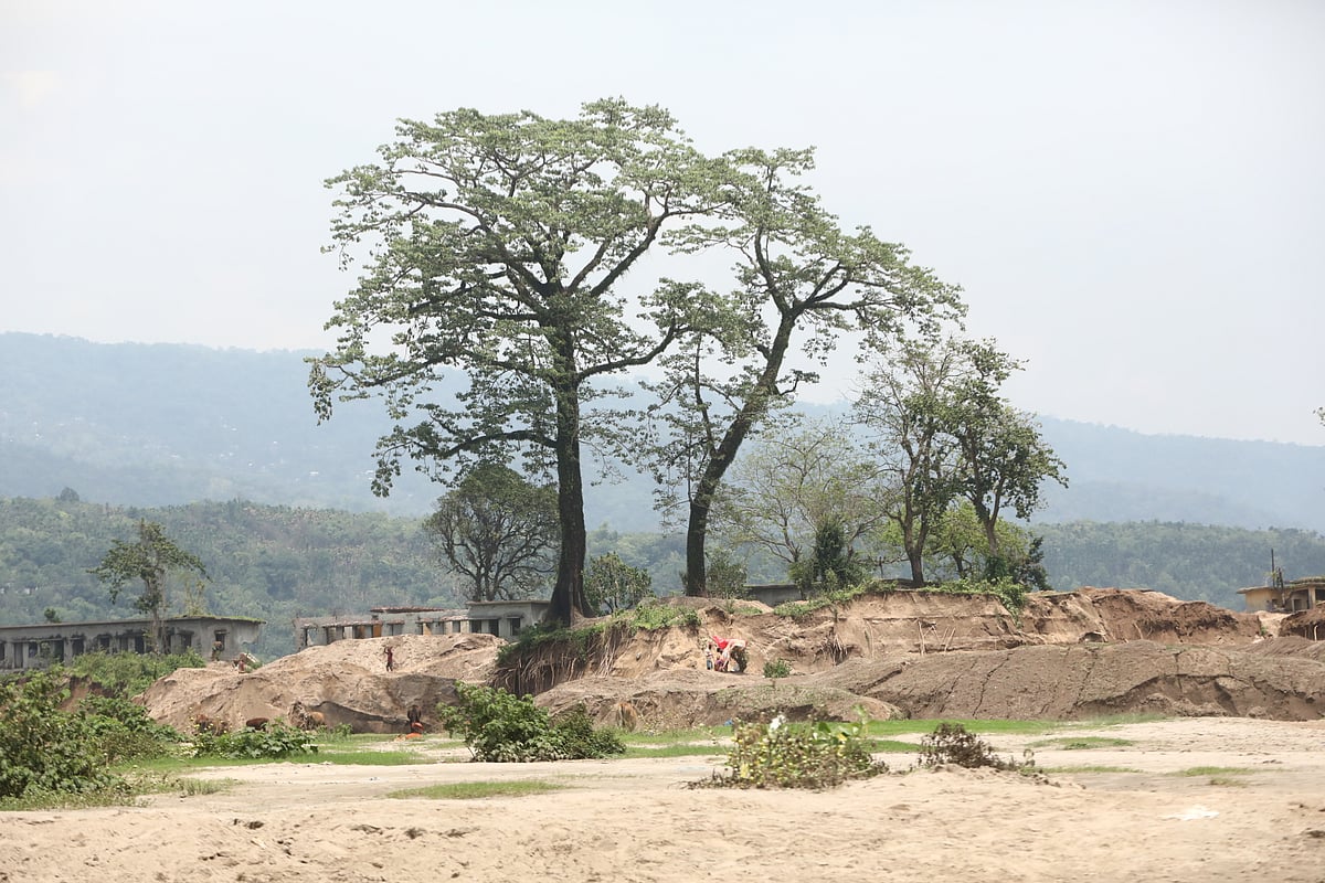 সংরক্ষিত রোপওয়ে এলাকা থেকে পাথর উত্তোলন করে নেওয়া হচ্ছে। সিলেটের কোম্পানীগঞ্জ উপজেলার ভোলাগঞ্জে