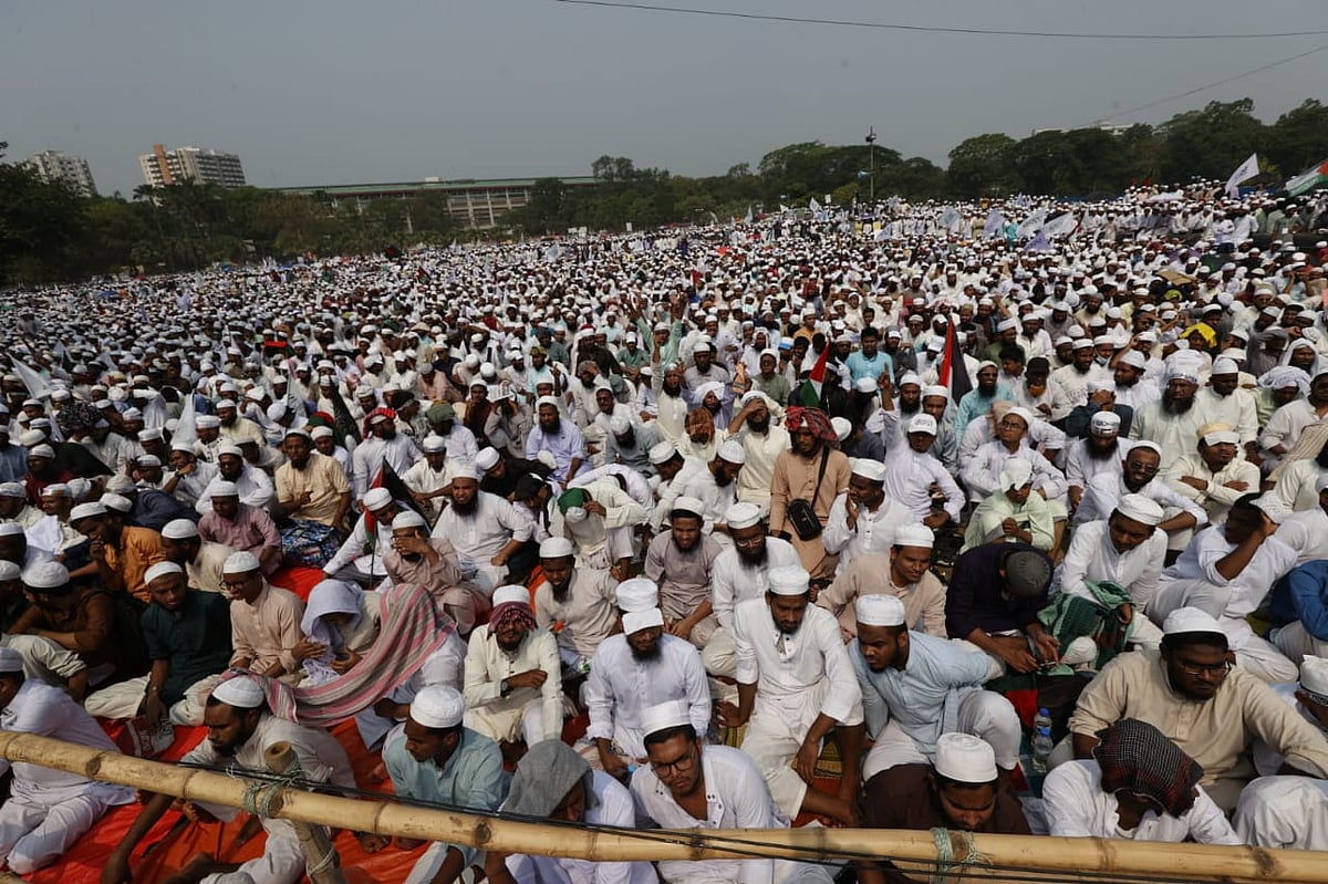 সোহরাওয়ার্দী উদ্যানে হেফাজতে ইসলামের মহাসমাবেশ চলছে