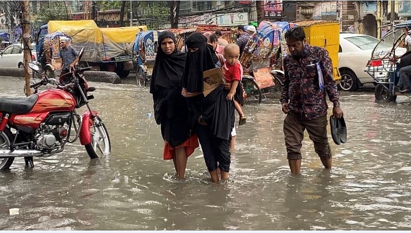 নারায়ণগঞ্জ শহরে বৃষ্টি পানিতে ডুবে থাকা সড়কের নোংরা পানিতে নেমে অনেকেই গন্তব্যে যান। আজ দুপুরে চাষাঢ়া বিবি রোড এলাকায়