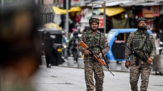 জম্মু ও কাশ্মীরে পাহারায় ভারতের নিরাপত্তাকর্মীরা