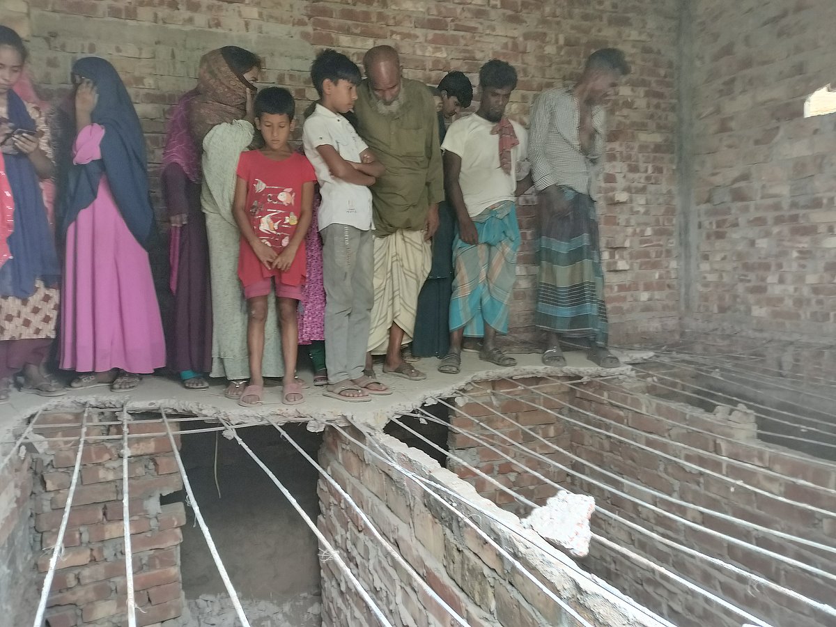 এই বাড়িতে গুপ্তস্থানে আটকে রাখা হয়েছিল দুজনকে। আজ শনিবার সিরাজগঞ্জের রায়গঞ্জের সোনারাম গ্রামে