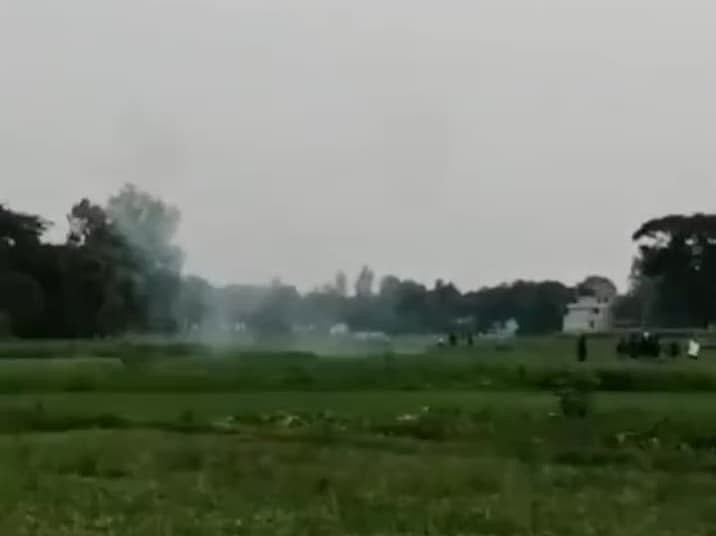 মুন্সিগঞ্জ সদর উপজেলার মোল্লাকান্দিতে প্রতিপক্ষের হামলায় নিহত সানা মাঝির লাশ দাফন শেষে ফেরার পথে স্বজনদের লক্ষ্য ককটেল বিস্ফোরনের ঘটনা ঘটেছে। শনিবার বিকেলে মধ্য মাকহাটি গ্রামে