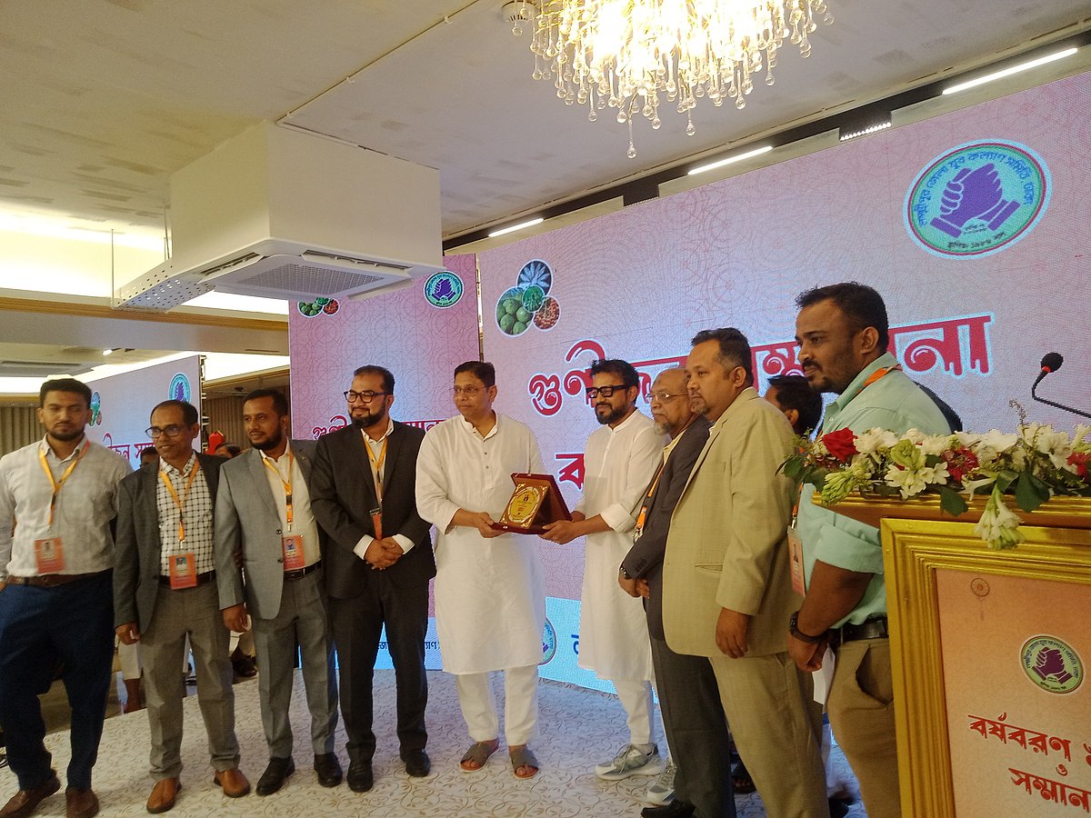 ডিএনসিসি প্রশাসক মোহাম্মদ এজাজকে গুণীজন হিসেবে সংবর্ধনা দেওয়া হয়