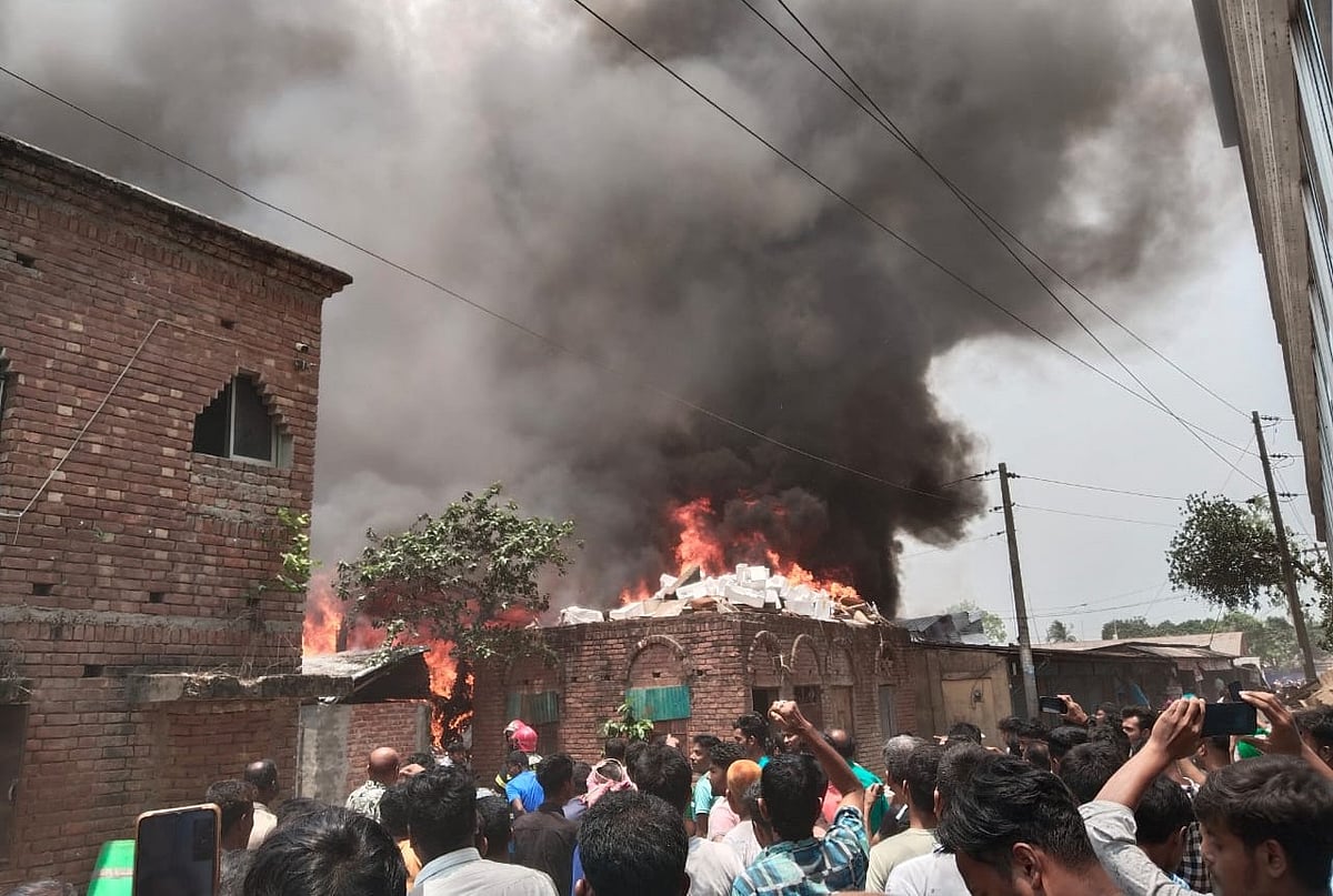 গাজীপুর মহানগরের কোনাবাড়ীতে আজ শনিবার দুপুরে ঝুট গুদামে আগুন লাগে
