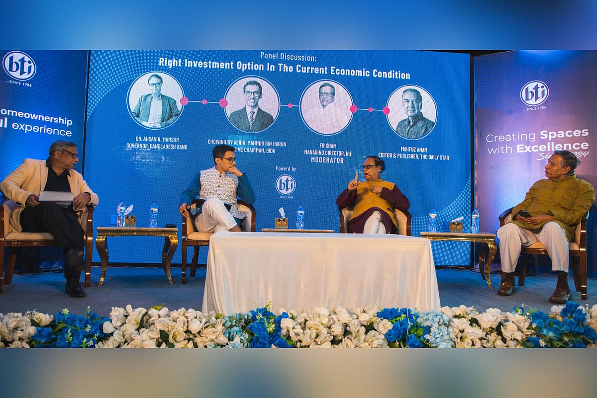 আবাসন খাতের প্রতিষ্ঠান বিটিআই আয়োজিত অনুষ্ঠানে উপস্থিত ছিলেন গভর্নর আহসান এইচ মনসুর (ডান থেকে দ্বিতীয়), বিডার নির্বাহী চেয়ারম্যান আশিক চৌধুরী (ডান থেকে তৃতীয়), ইংরেজি দৈনিক ডেইলি স্টার সম্পাদক মাহ্ফুজ আনাম (ডানে) ও বিটিআইয়ের ব্যবস্থাপনা পরিচালক এফ আর খান