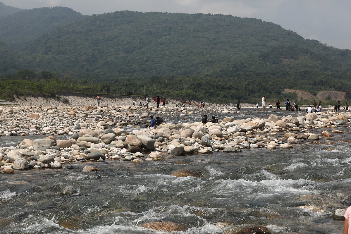 সিলেটের কোম্পানীগঞ্জ উপজেলার ভোলাগঞ্জে সাদা পাথর পর্যটনকেন্দ্র