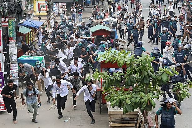 ঢাকাসহ দেশের বিভিন্ন শিক্ষাপ্রতিষ্ঠানের মধ্যে ফিল্মি স্টাইলে হামলার কথা জানিয়ে শিক্ষার্থীরা সংঘর্ষ–মারামারিতে জড়িয়েছে