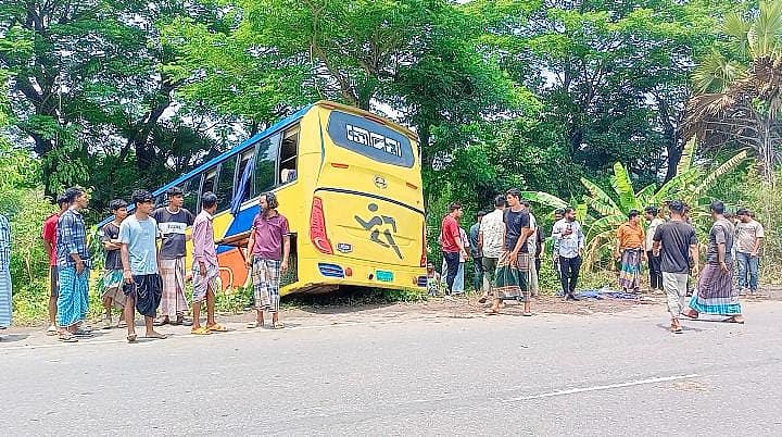 দুর্ঘটনার পর সড়কের পাশের খাদে পড়ে যায় বাসটি। আজ দুপুরে