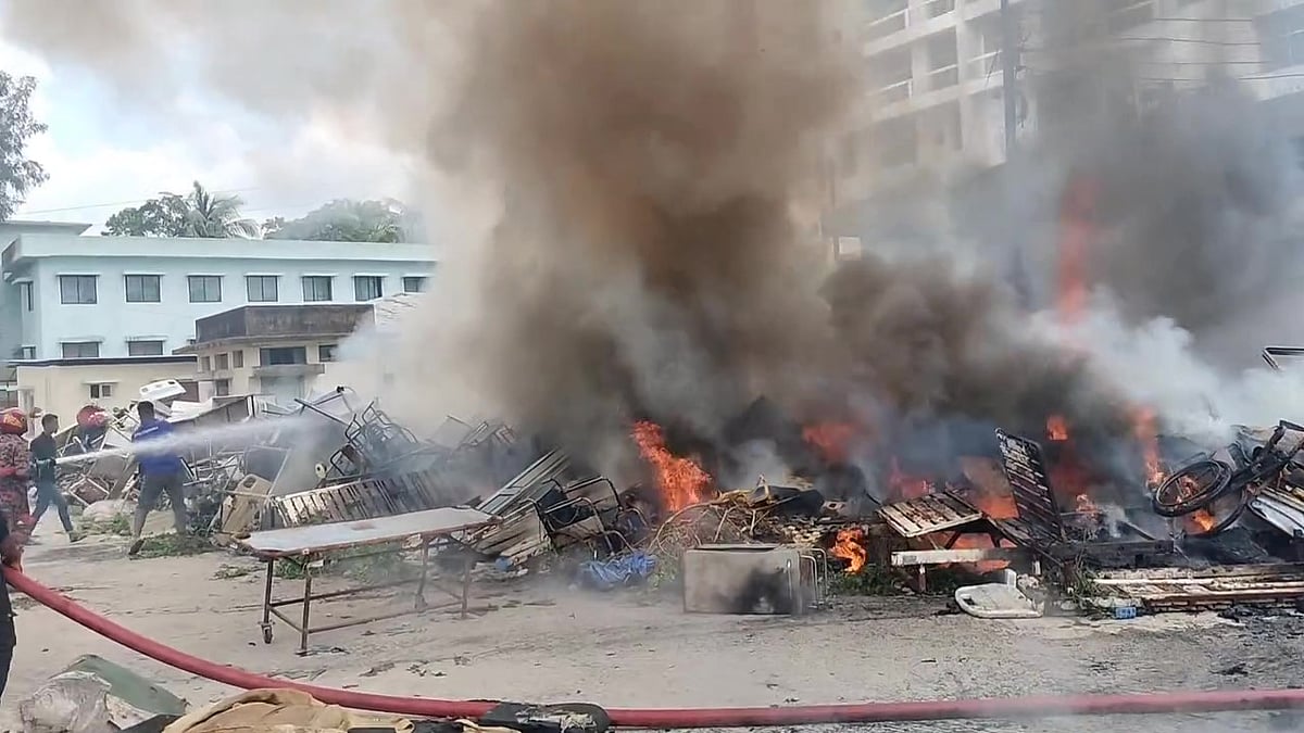 নোয়াখালী জেনারেল হাসপাতালের পরিত্যক্ত মালামালে লাগা আগুন নিয়ন্ত্রণের চেষ্টা করছে ফায়ার সার্ভিস