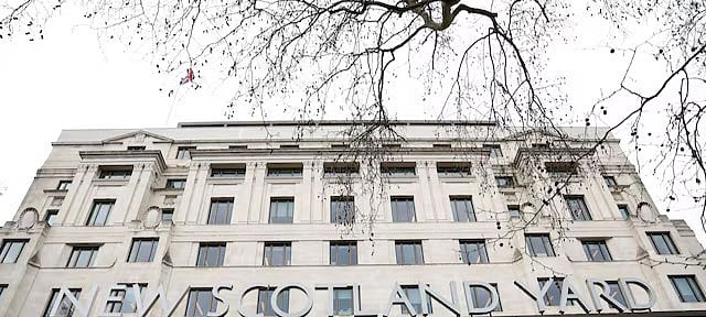 নিউ স্কটল্যান্ড ইয়ার্ডের প্রধান দপ্তরের বাইরে একটি সাইনবোর্ডের সাধারণ ছবি। লন্ডন, ২১ মার্চ ২০২৩