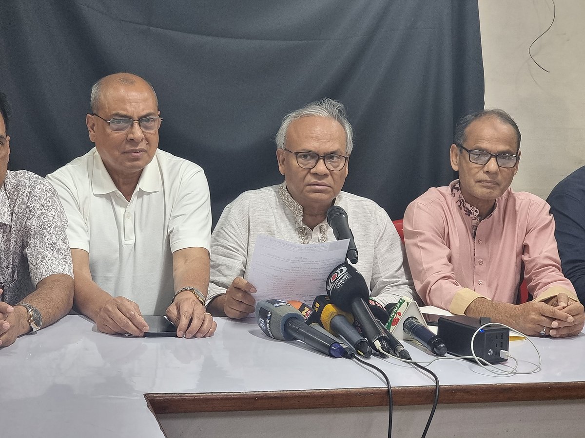 জরুরি সংবাদ সম্মেলনে বিএনপির জ্যেষ্ঠ যুগ্ম মহাসচিব রুহুল কবির রিজভী। আজ রোববার বেলা আড়াইটার পর রাজধানীর নয়াপল্টনে বিএনপির কেন্দ্রীয় কার্যালয়ে