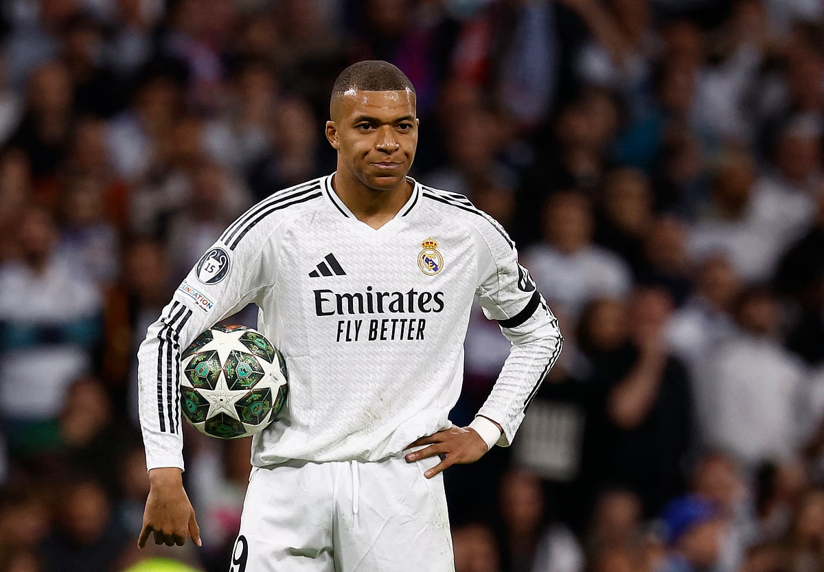 এপ্রিলে টানা দুটি ম্যাচে দর্শক কিলিয়ান এমবাপ্পেকে শিষ দেন।