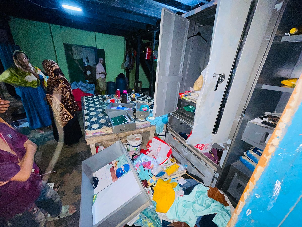 ঘরের আসবাবপত্র তছনছ করে ডাকাতেরা টাকা, স্বর্ণালংকার ও মুঠোফোন লুট করে। শনিবার রাতে