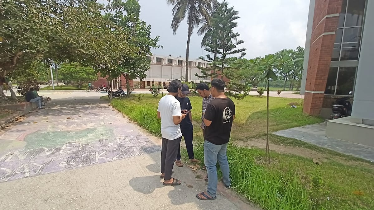 খুলনা প্রকৌশল ও প্রযুক্তি বিশ্ববিদ্যালয়ে ৭৪ দিন পর একাডেমিক কার্যক্রম শুরু হয়েছে, তবে শিক্ষকেরা ক্লাস নেননি। আজ রোববার সকালে