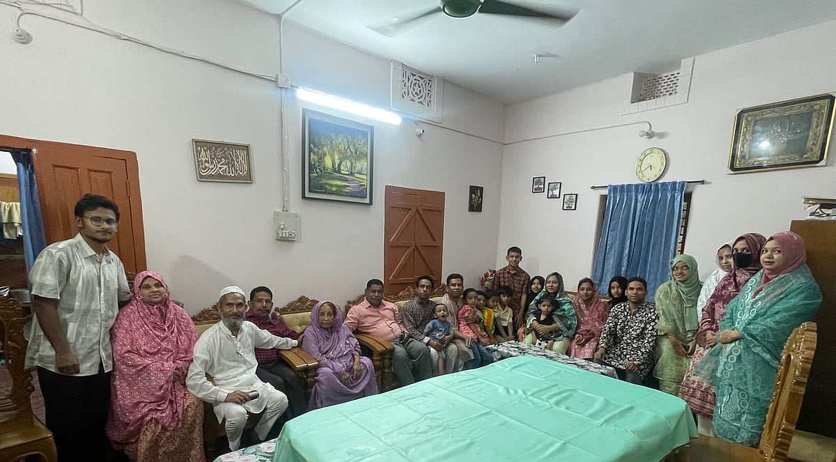 ছেলে–মেয়েদের সঙ্গে চেমন আরা