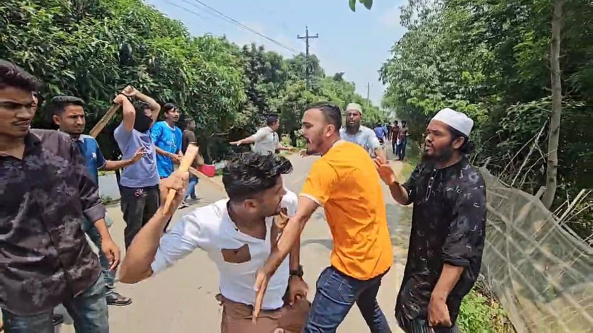 ইউএনওর প্রত্যাহার দাবিতে বিক্ষোভ মিছিলকারীদের ওপর হামলা করা হয়েছে। রোববার দুপুরে সুনামগঞ্জের বিশ্বম্ভরপুর উপজেলা সদরের মাল্টিপারপাস সেন্টারের সামনের সড়কে