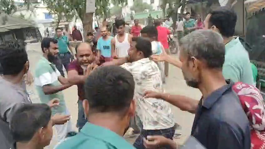 খুলনায় পুলিশের সামনে দুই পক্ষের মারামারি। রোববার দুপুরে সদর থানার বাগমারা এলাকায়