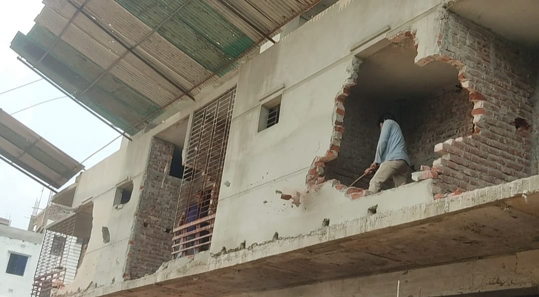 নকশাবহির্ভূতভাবে ভবন নির্মাণের দায়ে নারায়ণগঞ্জের ভুঁইগড় শান্তিধারা এলাকার কয়েকটি ভবনে অভিযান চালায় রাজউক। আজ রোববার দুপুরে