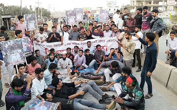উত্তরাঞ্চল থেকে উপদেষ্টা করার দাবিতে সড়ক অবরোধ করে শিক্ষার্থীদের বিক্ষোভ