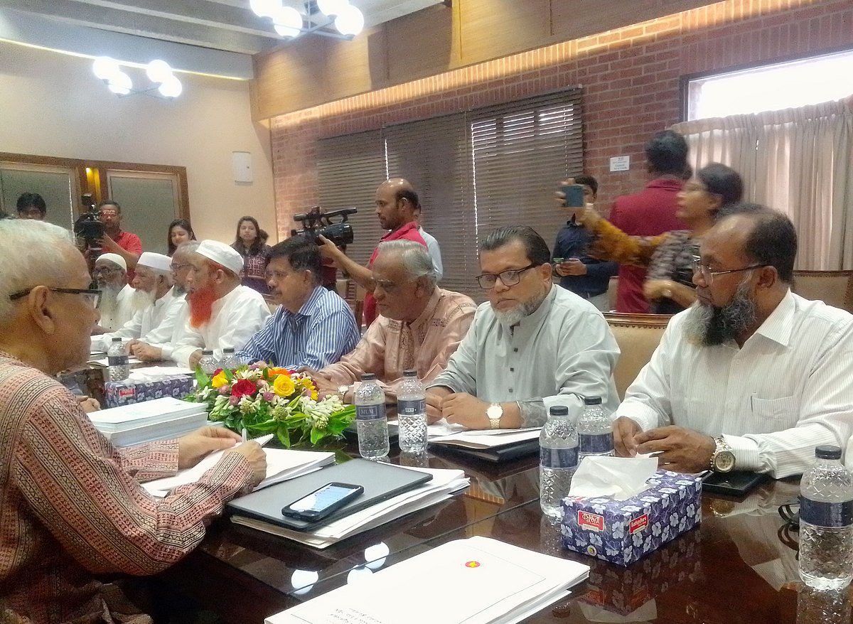 আজ রোববার জাতীয় সংসদের এলডি হলে জাতীয় ঐকমত্য কমিশনের সঙ্গে বৈঠকে অংশ নেন  ১২ দলীয় জোটের প্রধান সমন্বয়ক ও জাতীয় পার্টির (কাজী জাফর) চেয়ারম্যান মোস্তফা জামাল হায়দার