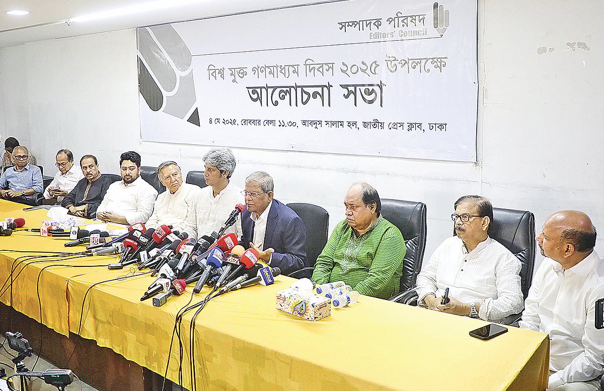 বিশ্ব মুক্ত গণমাধ্যম দিবস উপলক্ষে সম্পাদক পরিষদের আলোচনা সভায় (বাঁ থেকে) নূরুল কবীর, শামসুল হক জাহিদ, মতিউর রহমান চৌধুরী, নাহিদ ইসলাম, মাহ্‌ফুজ আনাম, জোনায়েদ সাকি, মির্জা ফখরুল ইসলাম আলমগীর, হাসান হাফিজ, মাহমুদুর রহমান মান্না এবং এ এম এম বাহাউদ্দীন। গতকাল জাতীয় প্রেসক্লাবের আবদুস সালাম হলে