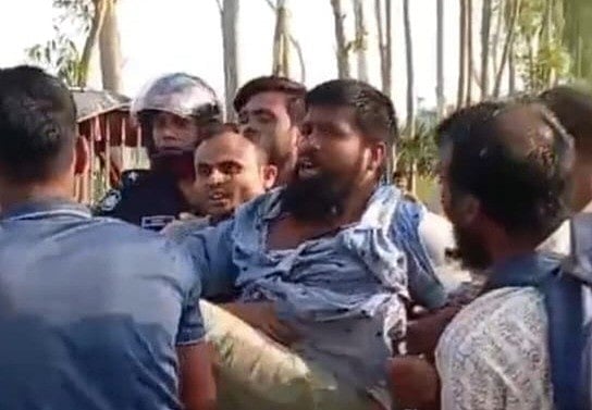 গাইবান্ধায় পল্লিচিকিৎসক তরিকুল ইসলামকে অপহরণের সময় ঘটনাস্থলে হেলমেট ও পুলিশের পোশাক পরা এক ব্যক্তিকে দেখা যায়