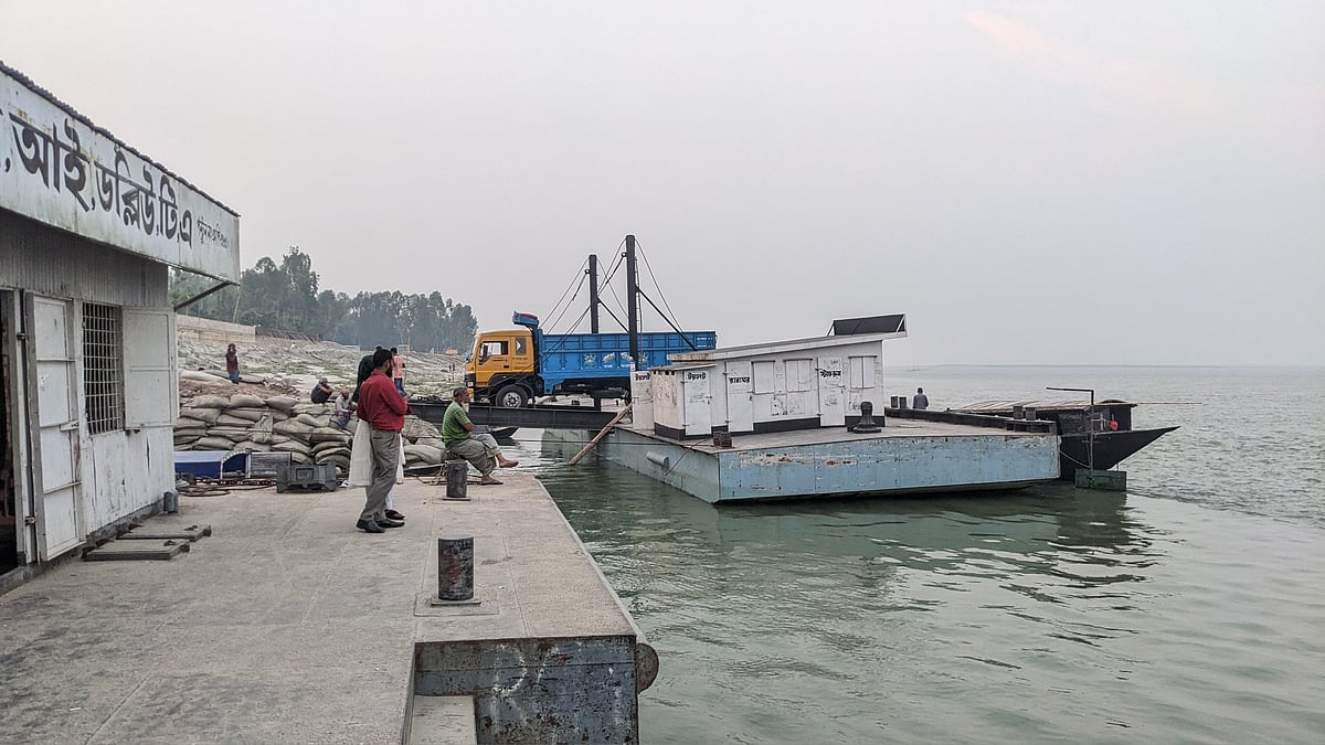 চার মাস পর চিলমারী-রৌমারী নৌপথে ফেরি চলাচল শুরু হচ্ছে। গতকাল শনিবার বিকেলে কুড়িগ্রামের চিলমারী ফেরিঘাটে