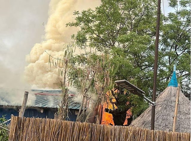 দক্ষিণ সুদানের ওল্ড ফ্যাংগাক শহরের একটি হাসপাতালে বোমা হামলার পর সেখান থেকে ধোঁয়া উঠতে দেখা যাচ্ছে