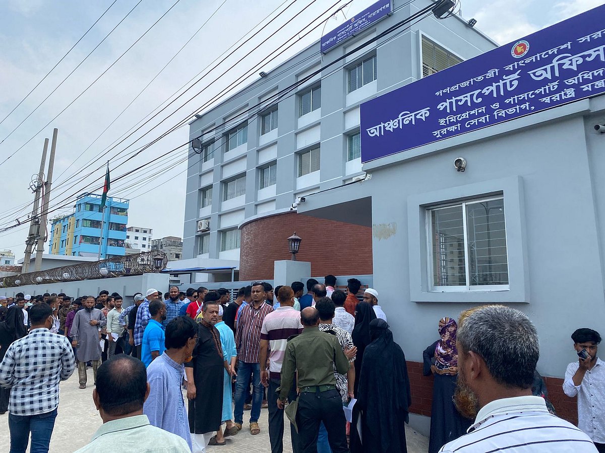 নারায়ণগঞ্জ আঞ্চলিক পাসপোর্ট অফিস নারী-পুরুষের দীর্ঘ লাইন। আজ রোববার সকালে