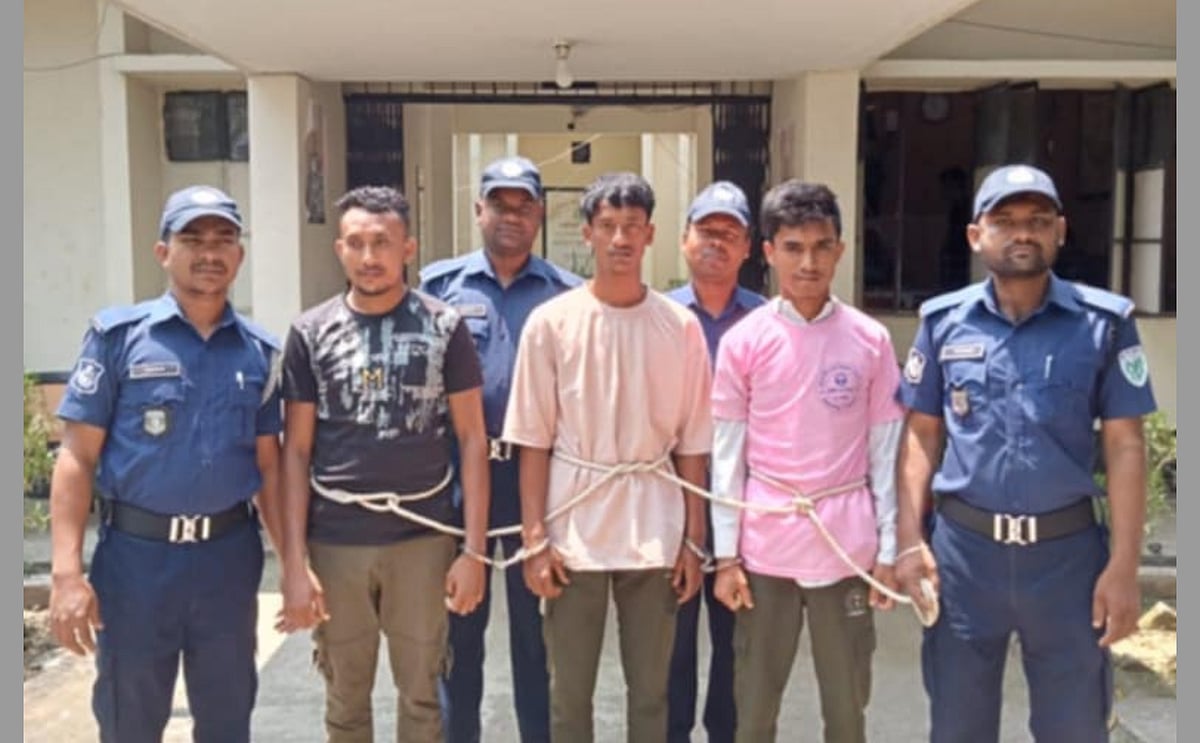 সুনামগঞ্জের তাহিরপুরে ছাত্রীদের উত্ত্যক্তের মামলায় গ্রেপ্তার তিন তরুণ। রোববার দুপুরে তাহিরপুর থানা প্রাঙ্গণে