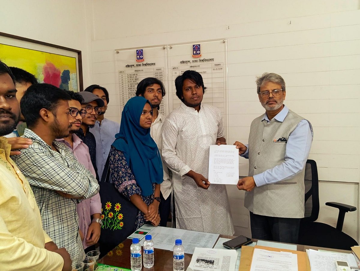 রোববার দুপুরে প্রক্টর অফিসে এই স্মারকলিপি দেন একদল শিক্ষার্থী