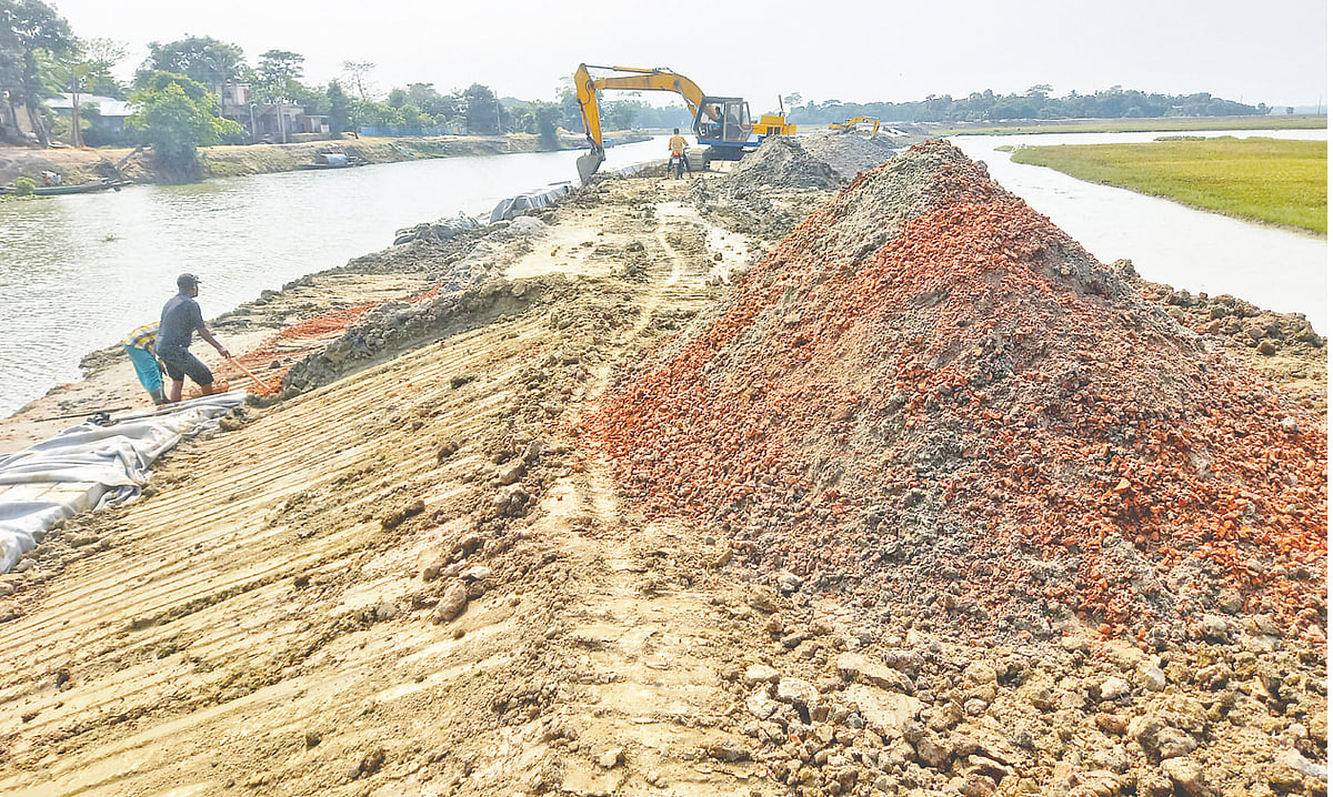সুনামগঞ্জের শান্তিগঞ্জে খাই হাওরের ফসল রক্ষায় স্থায়ী বাঁধের কাজ এক বছরে অর্ধেকও হয়নি। এখন বাকি কাজ দুই মাসে যেনতেনভাবে শেষ করার চেষ্টা চলছে। গত মঙ্গলবার দুপুরে