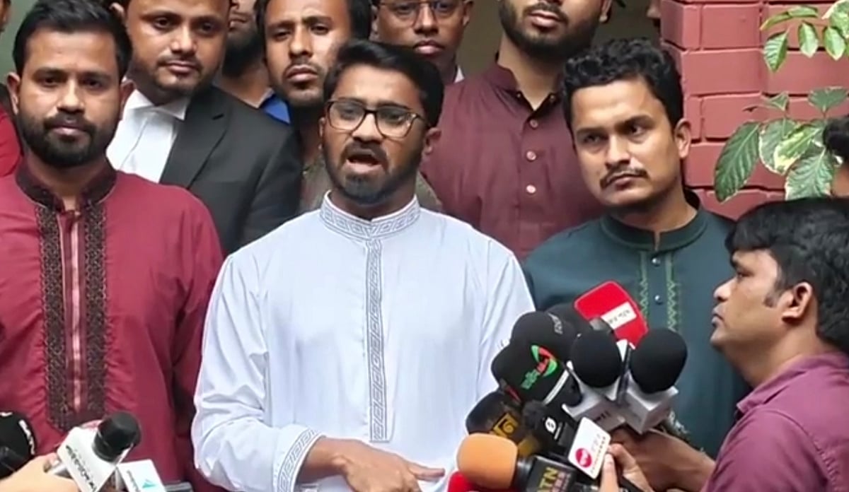 শাহবাগ থানায় লিখিত অভিযোগ জমা দেওয়ার পর সাংবাদিকদের সঙ্গে কথা বলেন রাশেদ খান